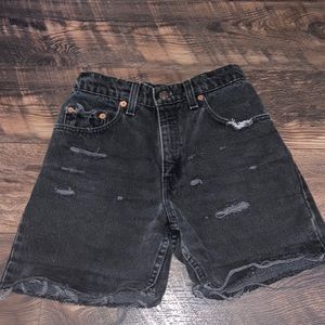 Black Levi’s jean shorts